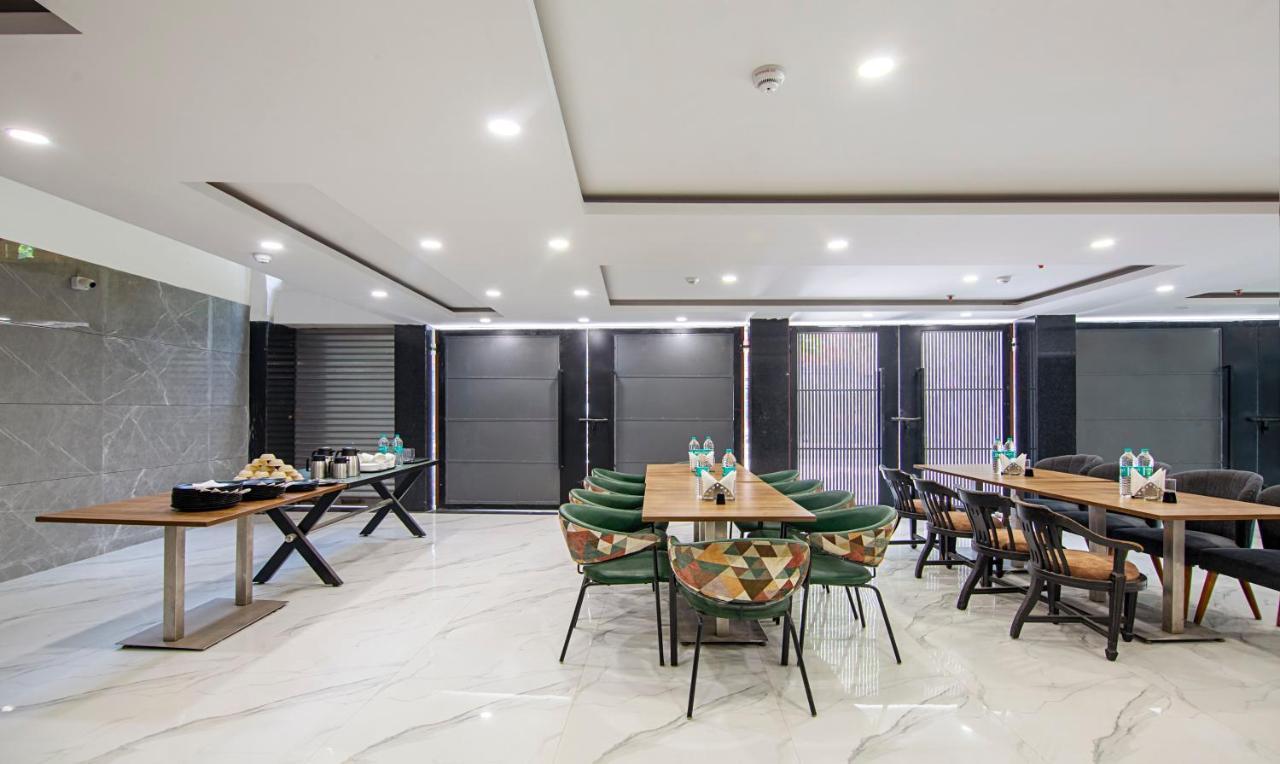Treebo Royal Comfort New Delhi Luaran gambar
